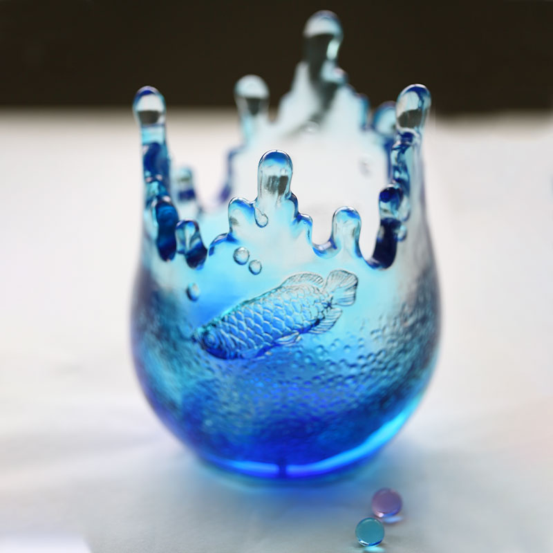 물고기 문양이 새겨진 파란색 유리 장식품