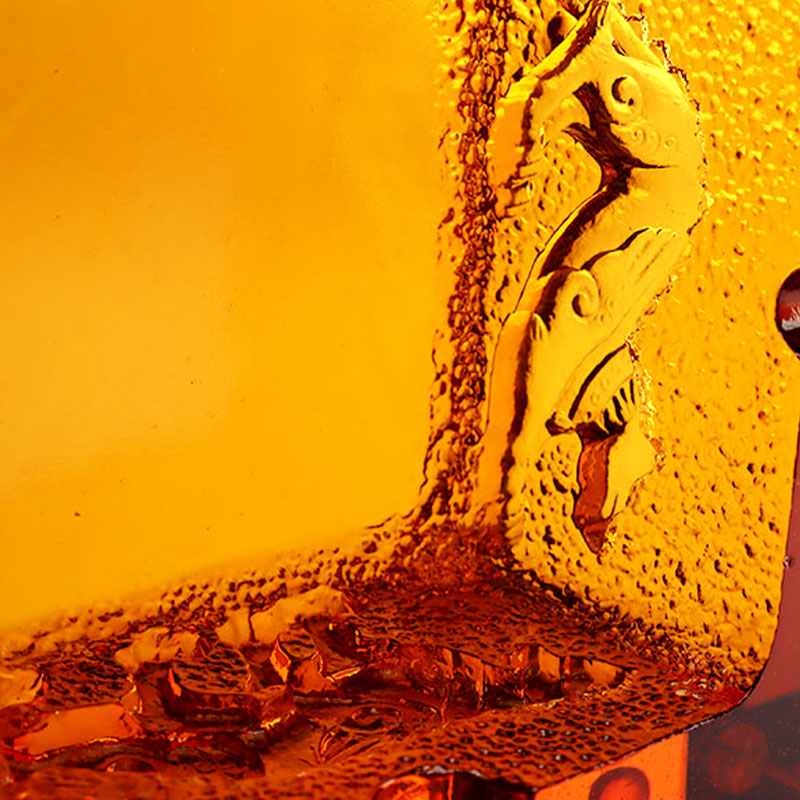 동물무늬가 정교하게 양각된 빨간색 유리 재떨이