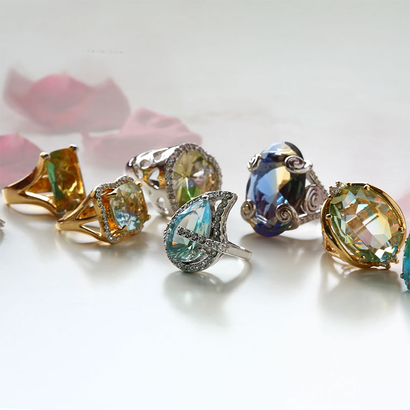 눈물방울 모양의 컷글라스가 달린 반지