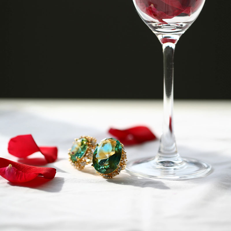 황금색 이어 패드가 달린 녹색 유리 귀걸이