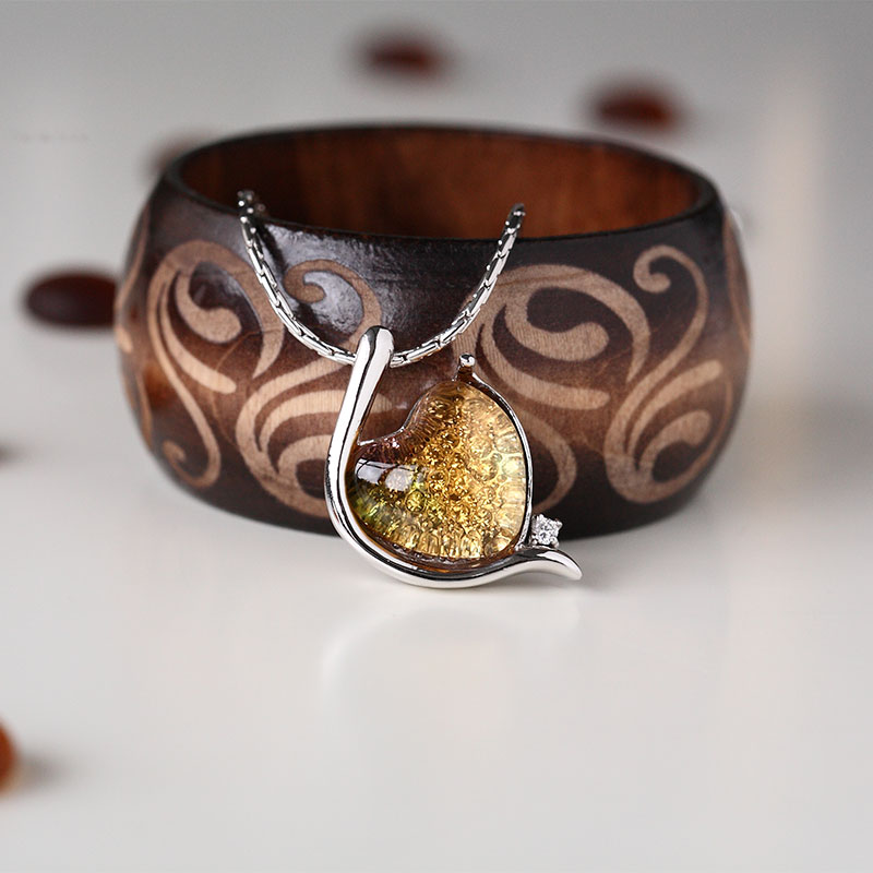 유리 펜던트가 장식된 우아한 실버 컬러 팔찌