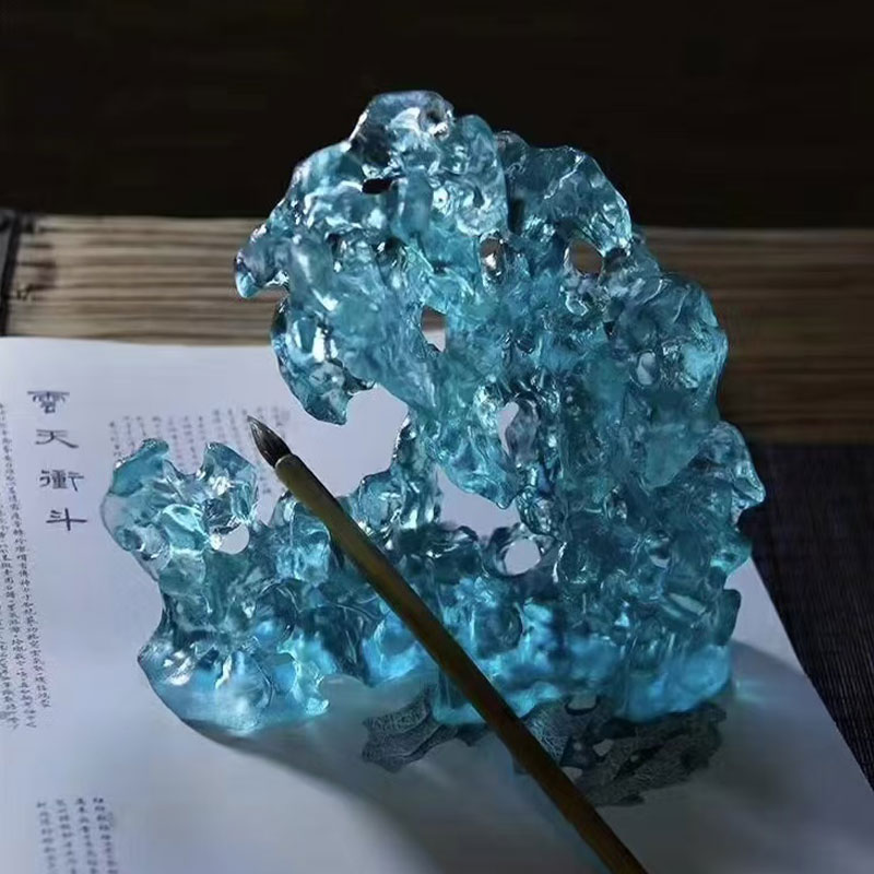 바위 모양의 파란색 유리 장식품