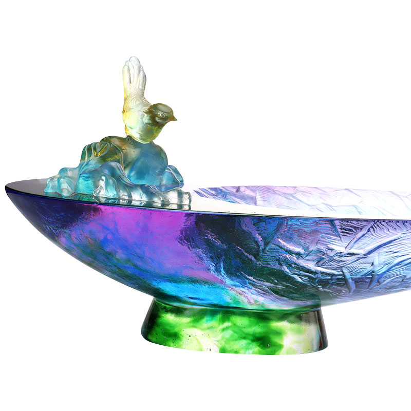 새 장식이 있는 크리스탈 유리 과일 그릇