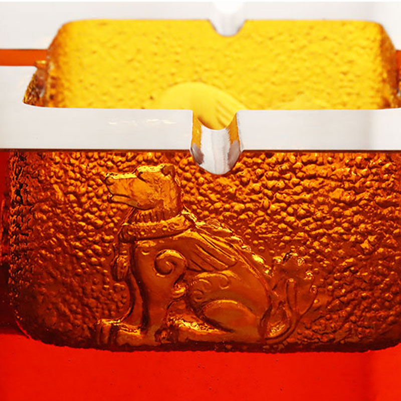 동물무늬가 정교하게 양각된 빨간색 유리 재떨이