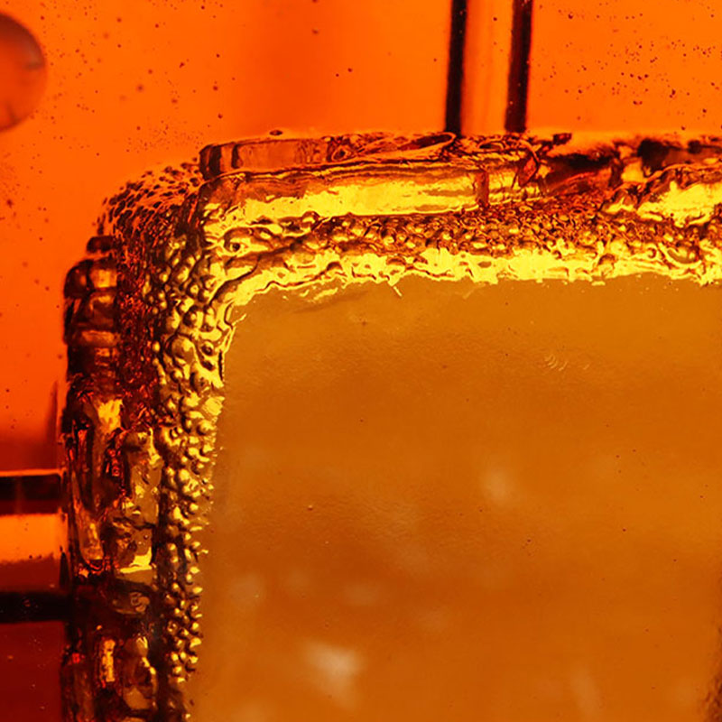 동물무늬가 정교하게 양각된 빨간색 유리 재떨이