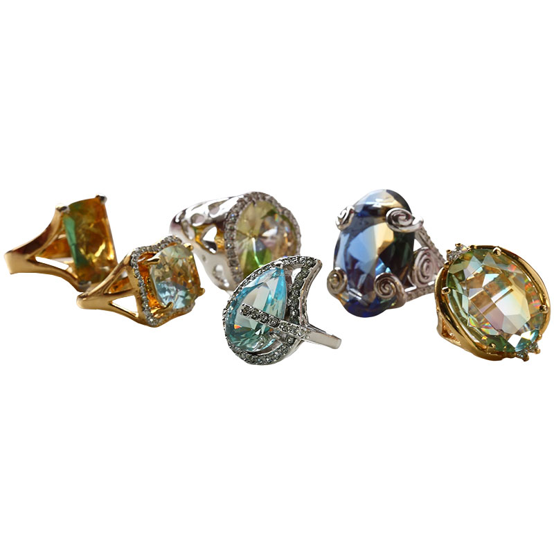 눈물방울 모양의 컷글라스가 달린 반지