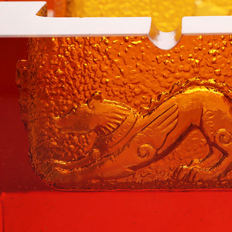 동물무늬가 정교하게 양각된 빨간색 유리 재떨이