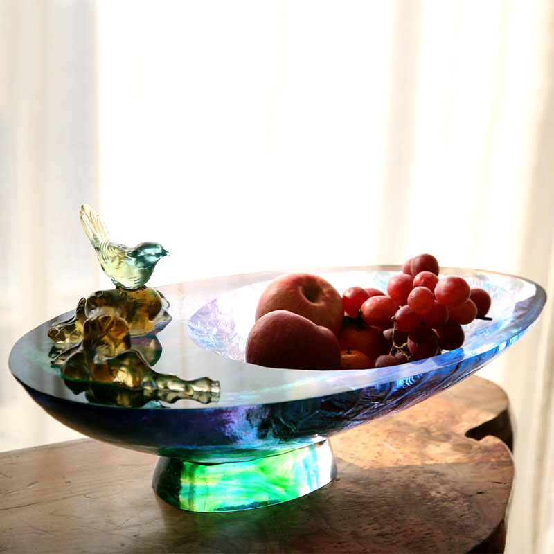새 장식이 있는 크리스탈 유리 과일 그릇