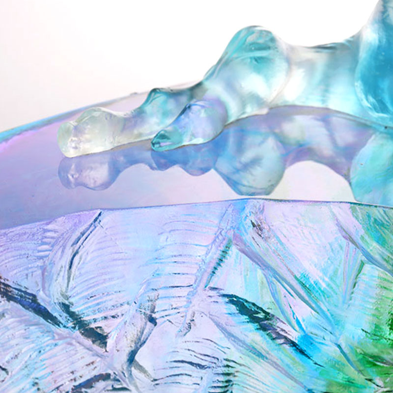 새 장식이 있는 크리스탈 유리 과일 그릇