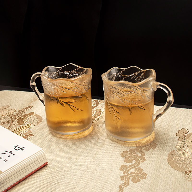 손잡이가 달린 대나무 잎 구호 유리 컵