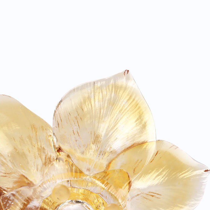 유리 꽃잎 모양의 캔들 홀더