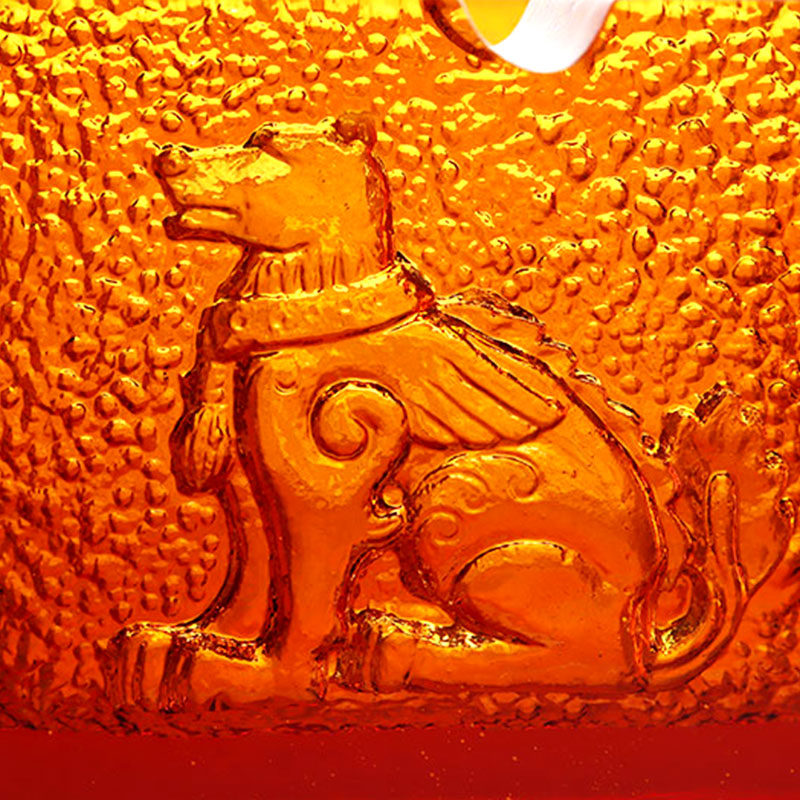 동물무늬가 정교하게 양각된 빨간색 유리 재떨이