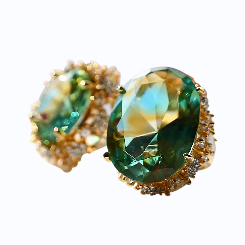 황금색 이어 패드가 달린 녹색 유리 귀걸이