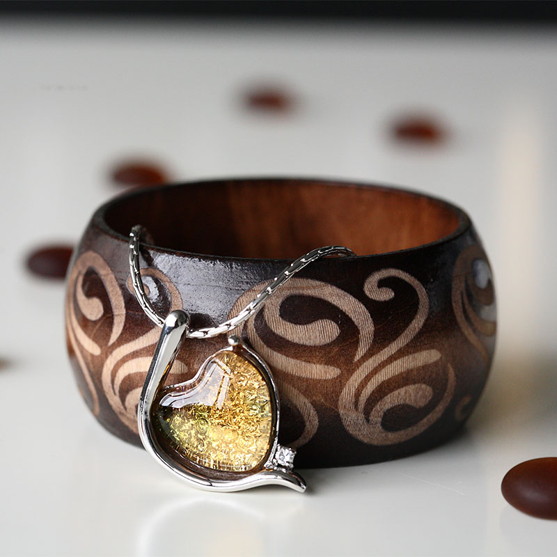 유리 펜던트가 장식된 우아한 실버 컬러 팔찌