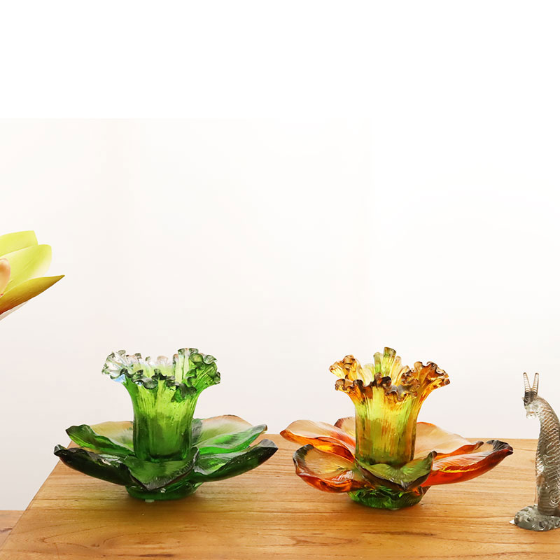 유리 꽃잎 모양의 캔들 홀더