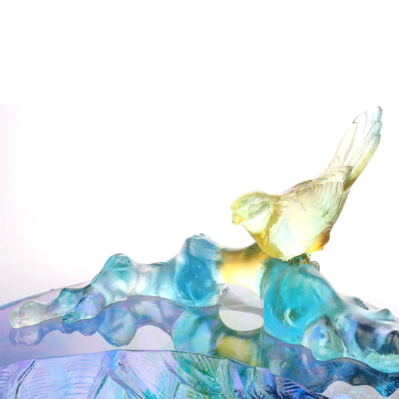 새 장식이 있는 크리스탈 유리 과일 그릇