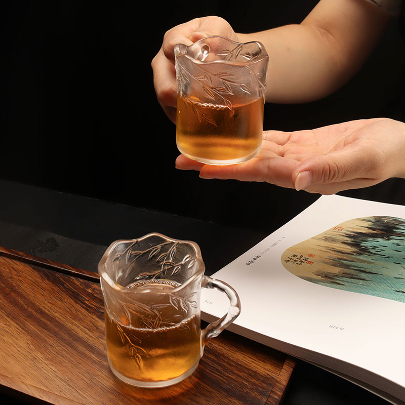 손잡이가 달린 대나무 잎 구호 유리 컵