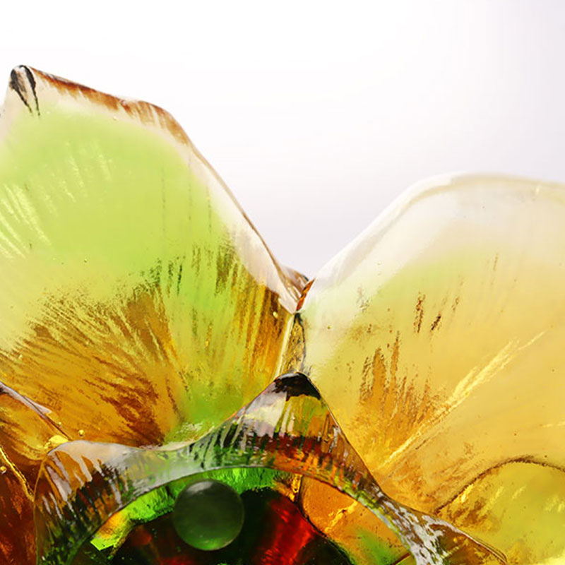 유리 꽃잎 모양의 캔들 홀더