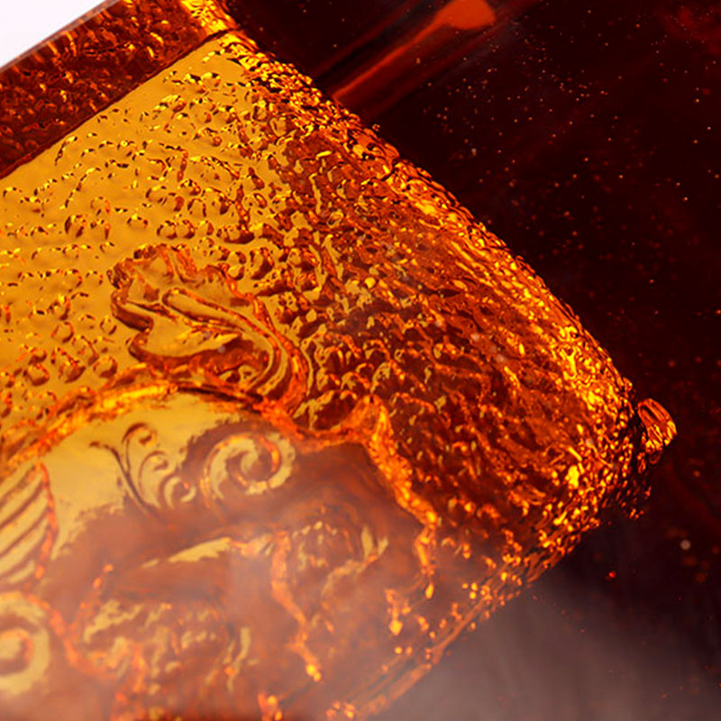 동물무늬가 정교하게 양각된 빨간색 유리 재떨이