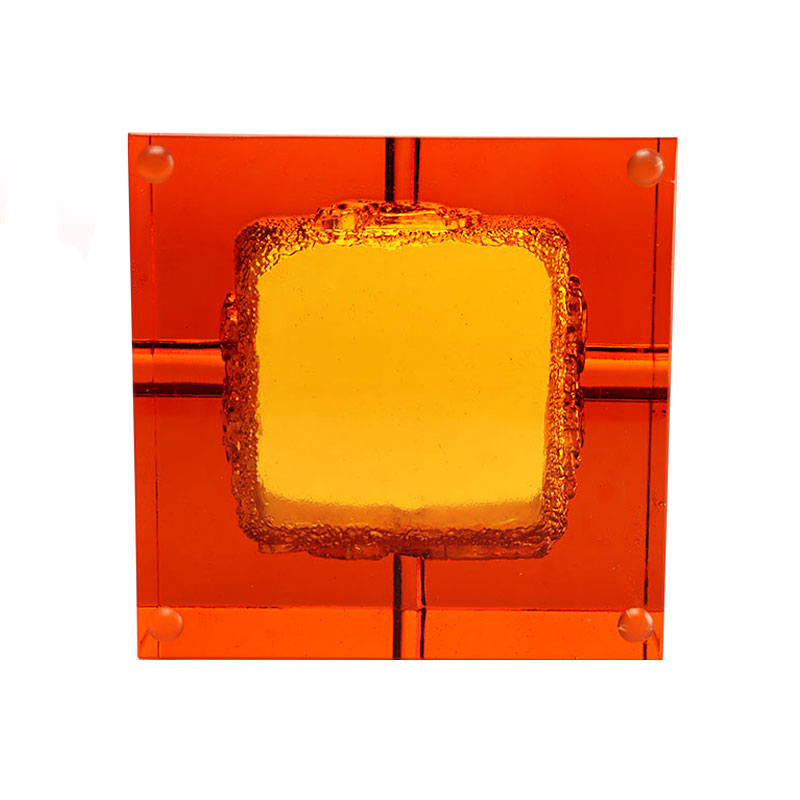 동물무늬가 정교하게 양각된 빨간색 유리 재떨이