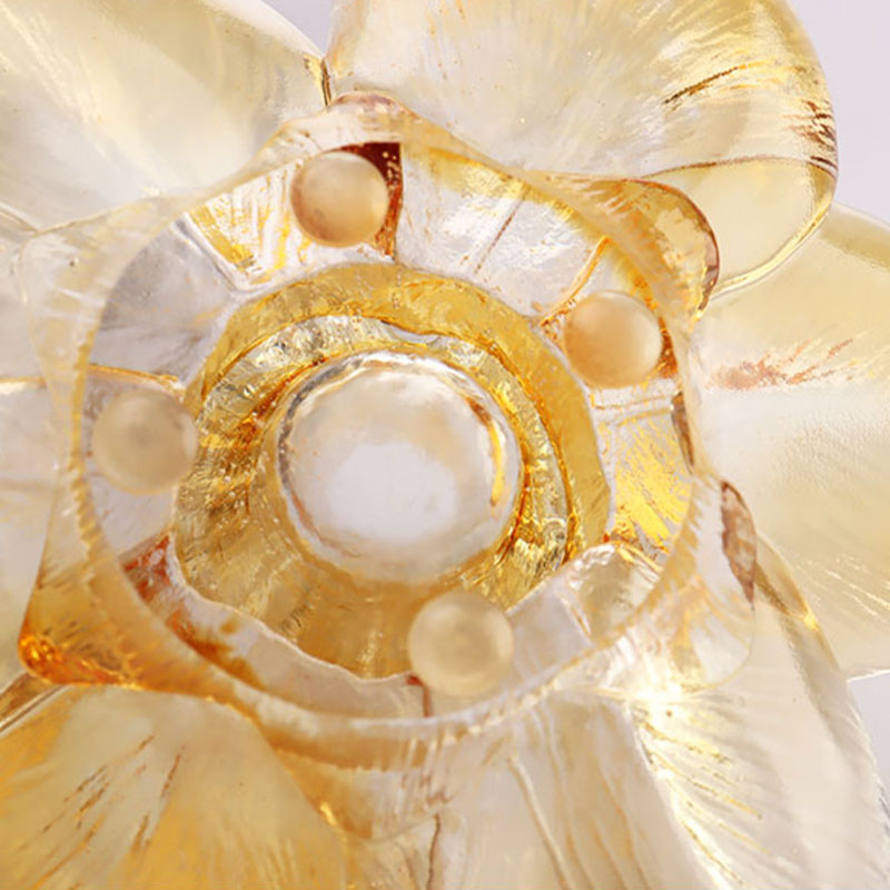 유리 꽃잎 모양의 캔들 홀더