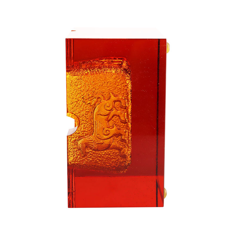 동물무늬가 정교하게 양각된 빨간색 유리 재떨이