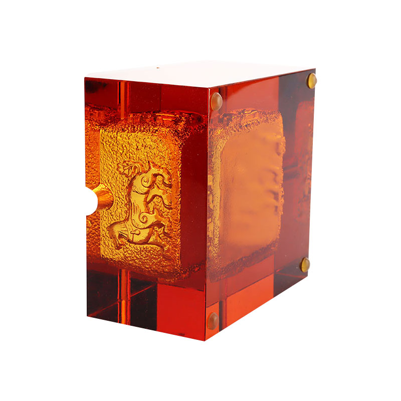 동물무늬가 정교하게 양각된 빨간색 유리 재떨이