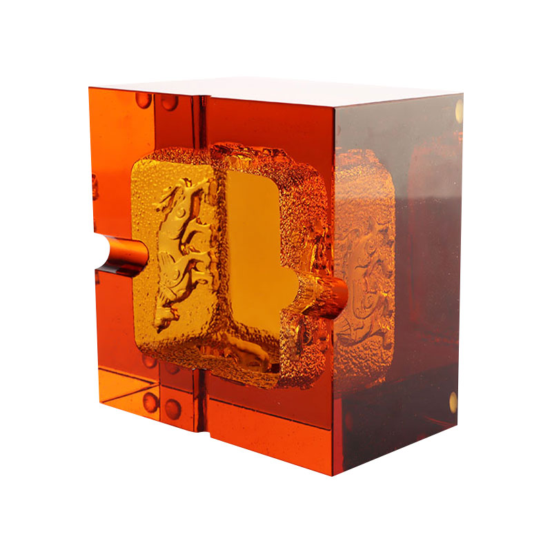 동물무늬가 정교하게 양각된 빨간색 유리 재떨이