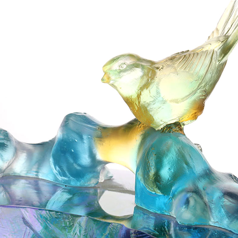 새 장식이 있는 크리스탈 유리 과일 그릇