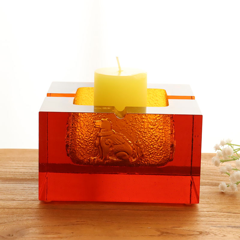 동물무늬가 정교하게 양각된 빨간색 유리 재떨이