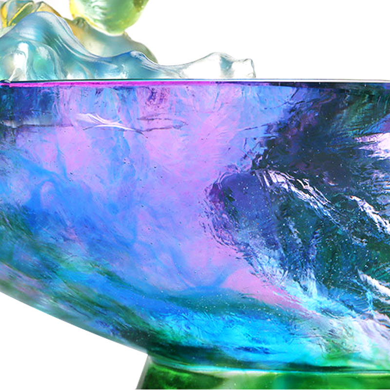 새 장식이 있는 크리스탈 유리 과일 그릇