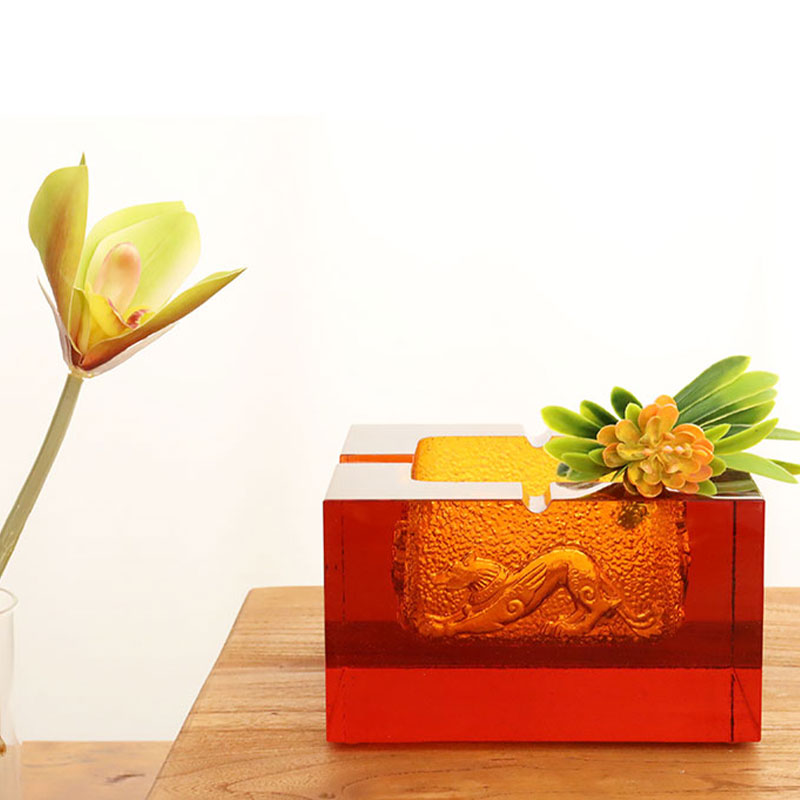 동물무늬가 정교하게 양각된 빨간색 유리 재떨이