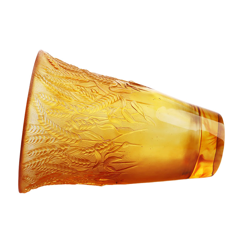 밀 이삭이 양각된 호박색 유리 꽃병