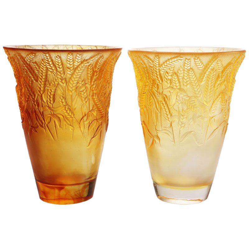 밀 이삭이 양각된 호박색 유리 꽃병