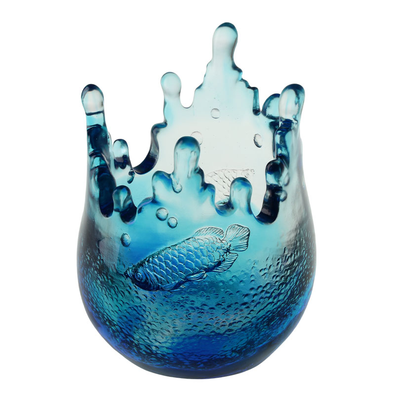 물고기 문양이 새겨진 파란색 유리 장식품