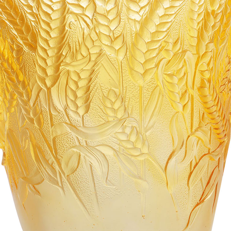 밀 이삭이 양각된 호박색 유리 꽃병