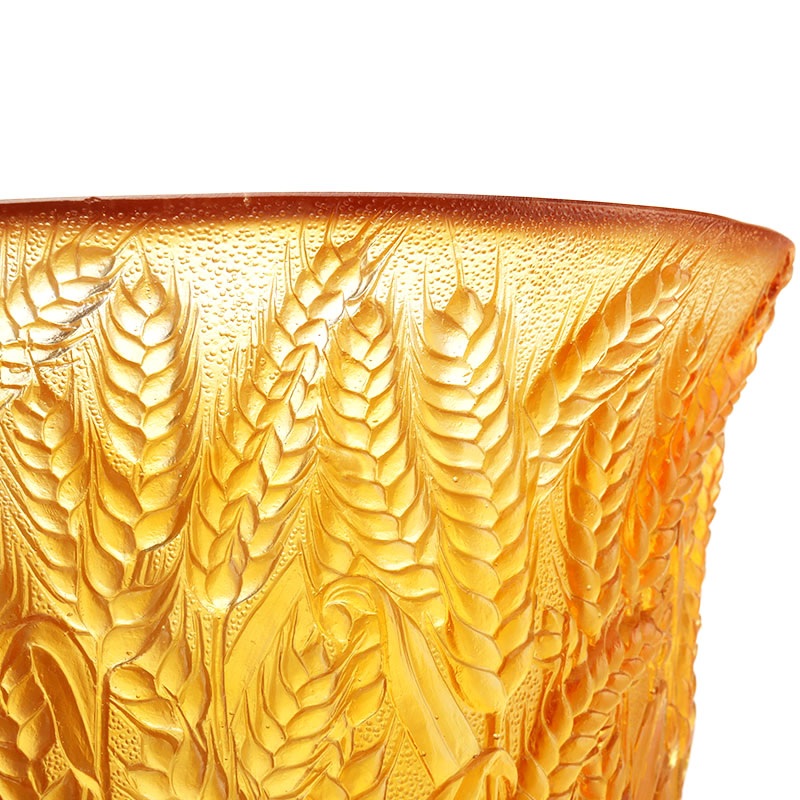 밀 이삭이 양각된 호박색 유리 꽃병