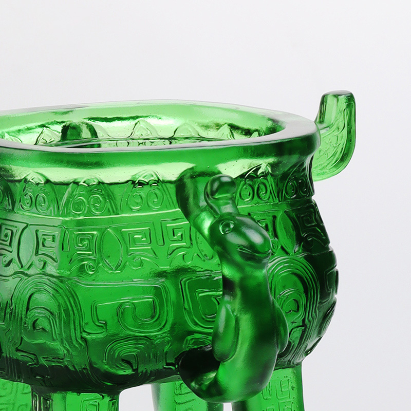 귀 모양 손잡이가 달린 에메랄드 그린 크리스탈 유리 삼각대