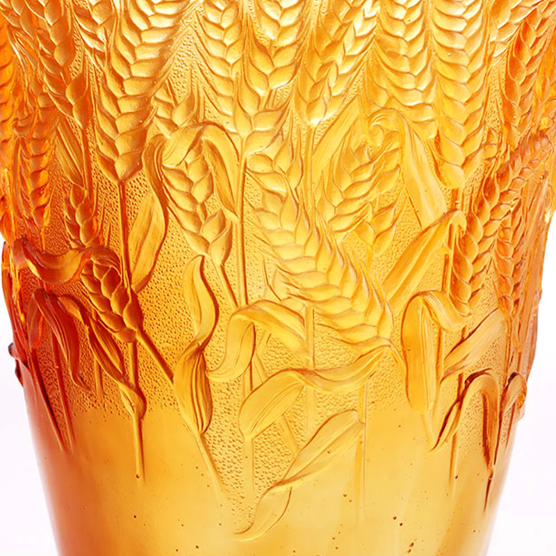 밀 이삭이 양각된 호박색 유리 꽃병