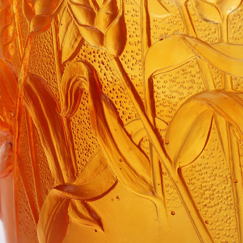 밀 이삭이 양각된 호박색 유리 꽃병