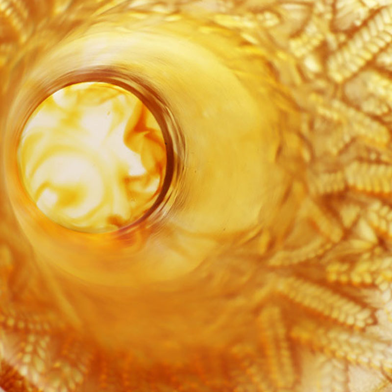 밀 이삭이 양각된 호박색 유리 꽃병