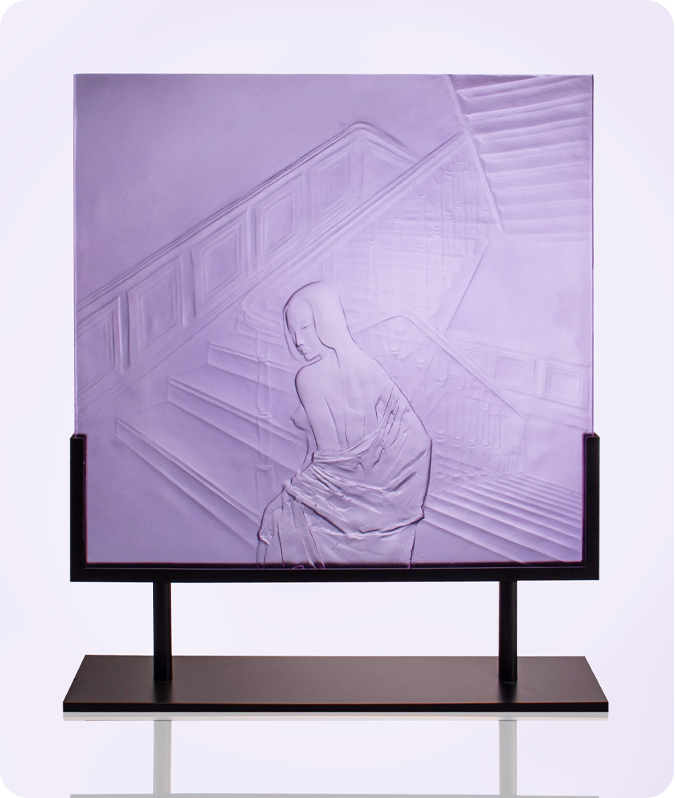 모퉁이에서 잠시 뒤를 돌아보며