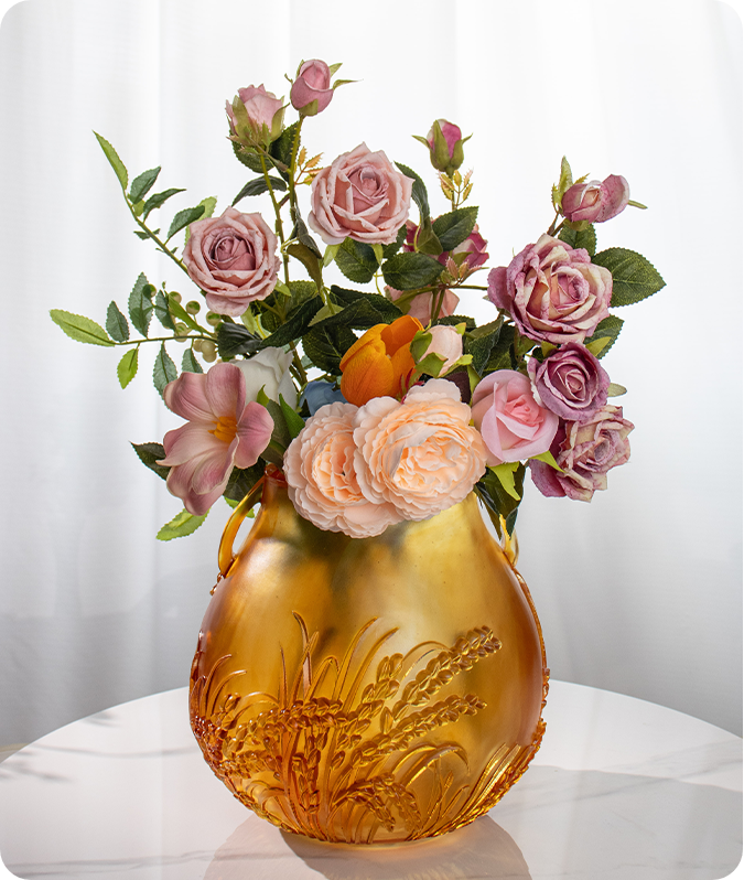 풍성한 수확을 약속하는 두 개의 손잡이가 있는 유리 그릇